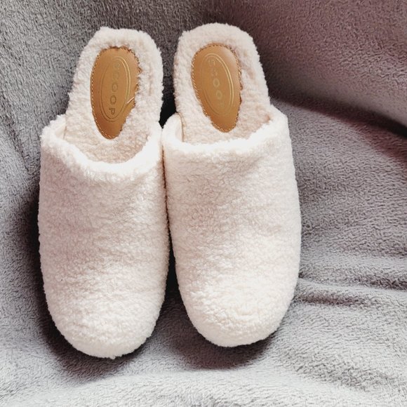 Fur white clog with studs on the side Size 7 - Picture 4 of 6